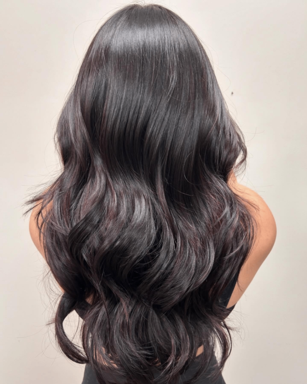 Rich dark glossy waves with soft movement