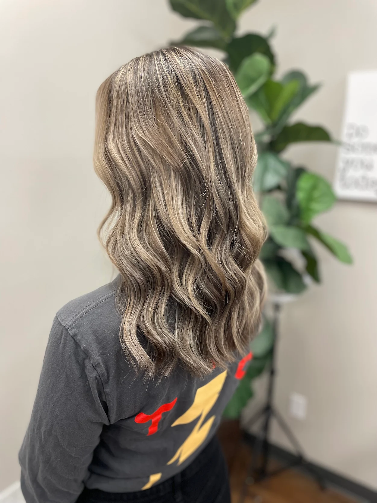 Smoky beige balayage with soft movement